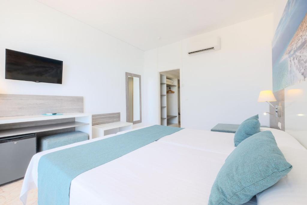 azuLine Hoteles Mar Amantis & II — Hotel rooms in San Antonio, Balearic Islands
