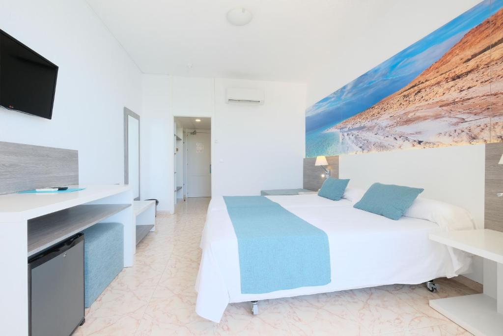 azuLine Hoteles Mar Amantis & II — Hotel rooms in San Antonio, Balearic Islands