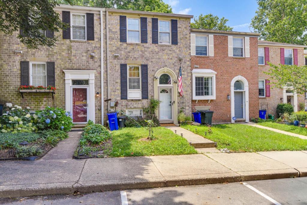 Less Than 25 Mi to Downtown Baltimore and DC Apt with Deck, Columbia