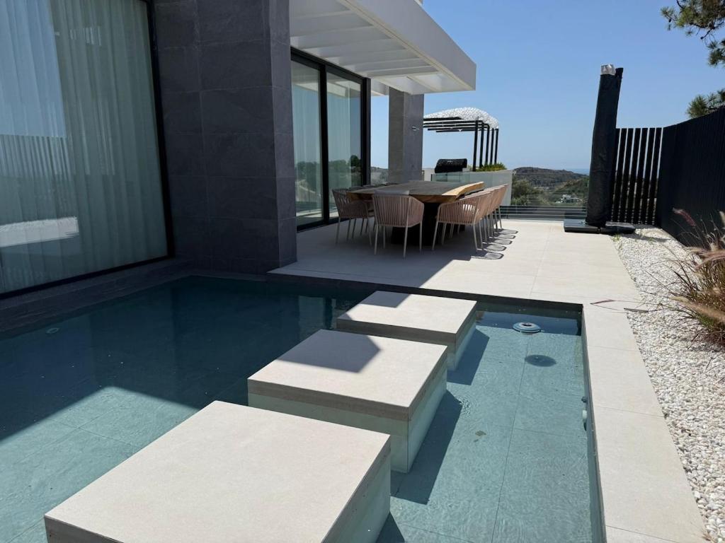 Villa with a private pool and spa - 4