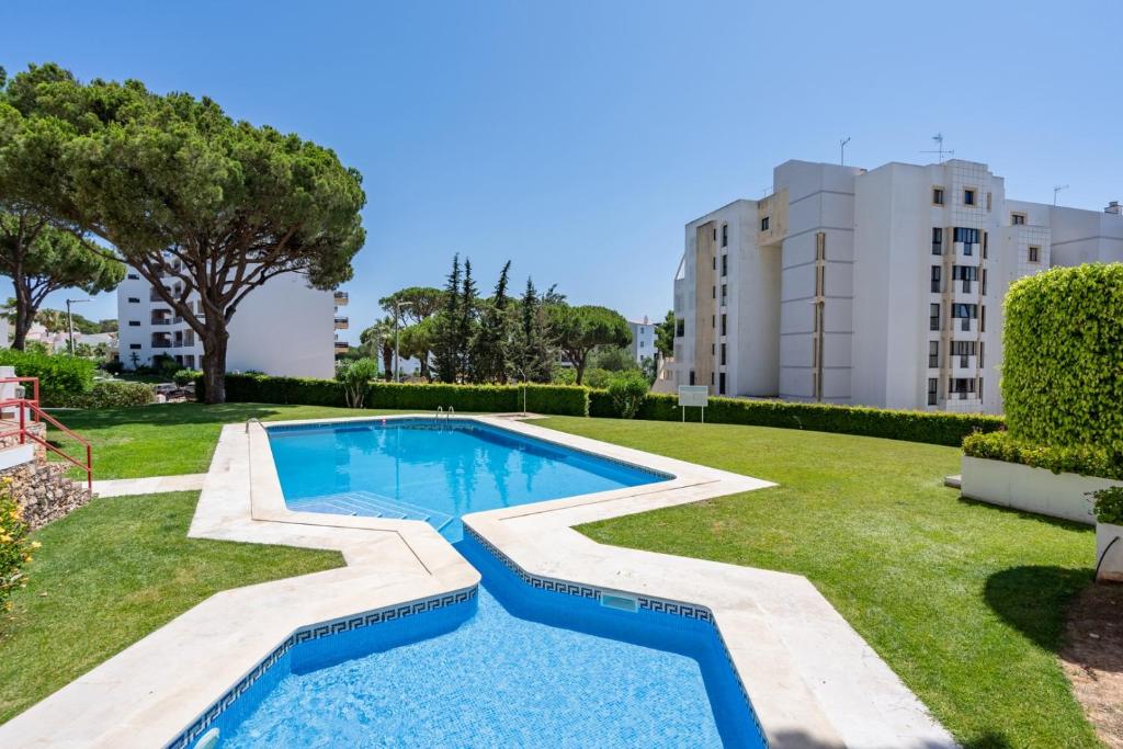 HostWise - Sunny Escape with a Pool & Balcony, Vilamoura