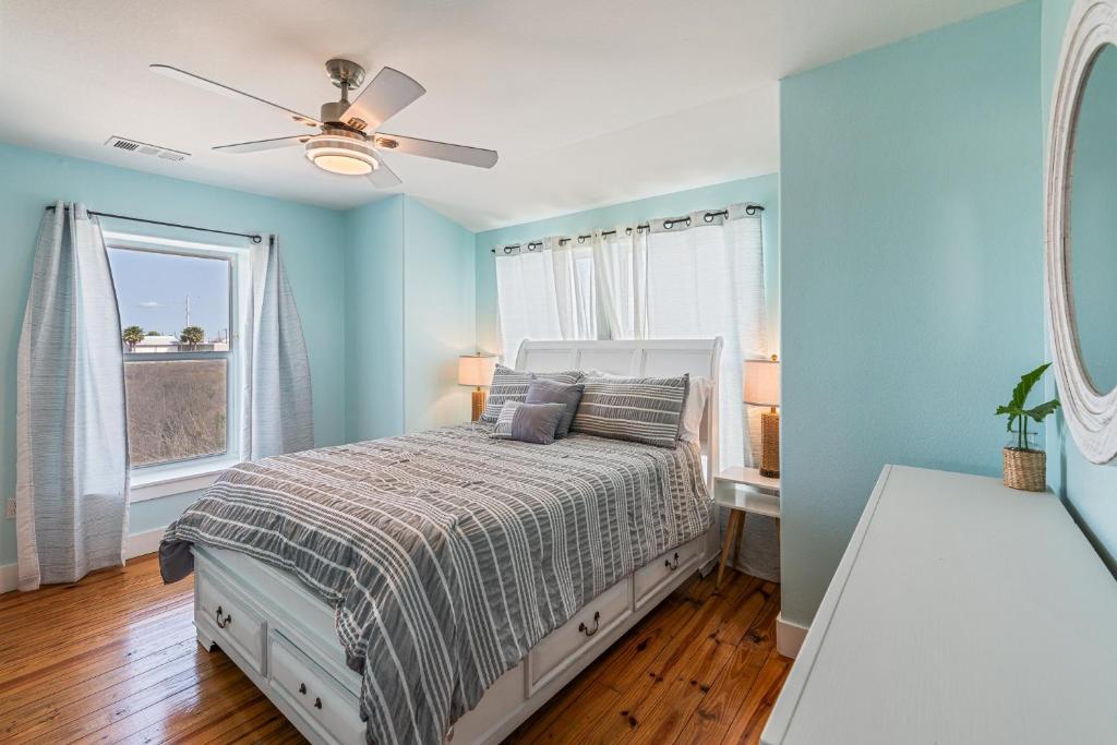 Paradise Azul - Golf Cart, Shuffleboard!, Mustang Beach