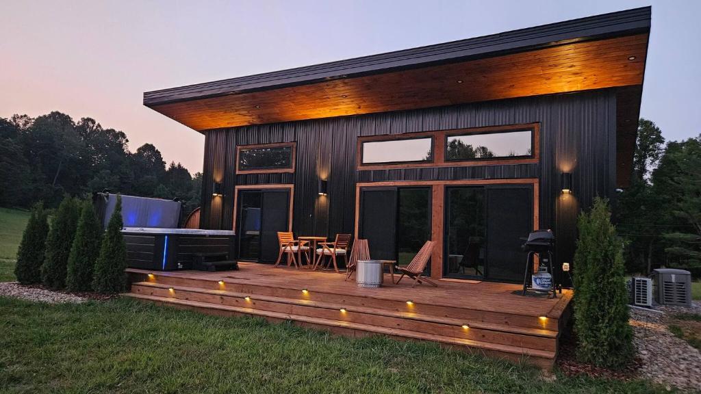 The Mysa - Couples Retreat, Luxe, Sauna, Hot tub, Laurelville