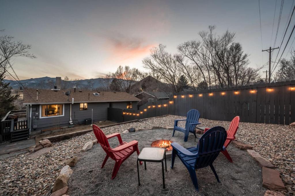 Hillside Horizon Firepit & BBQ w Views, Colorado Springs