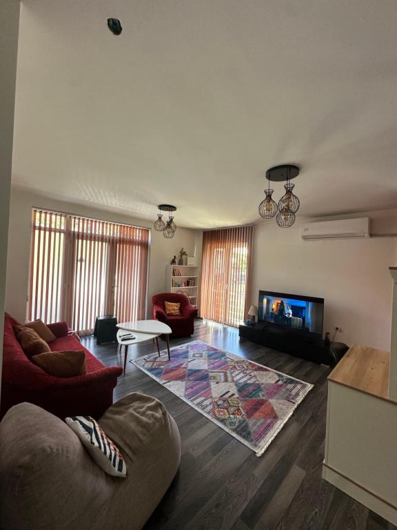 Half & Half Apartments, Priština