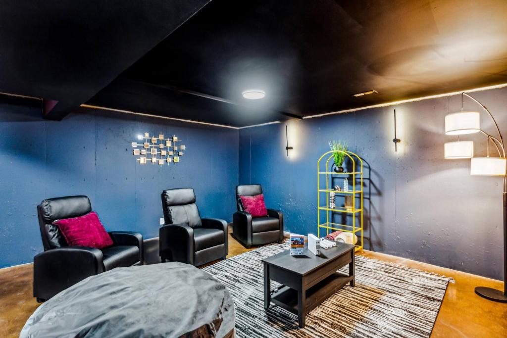 Theater, King&PoolTable with PrivateHotTub, The Dell