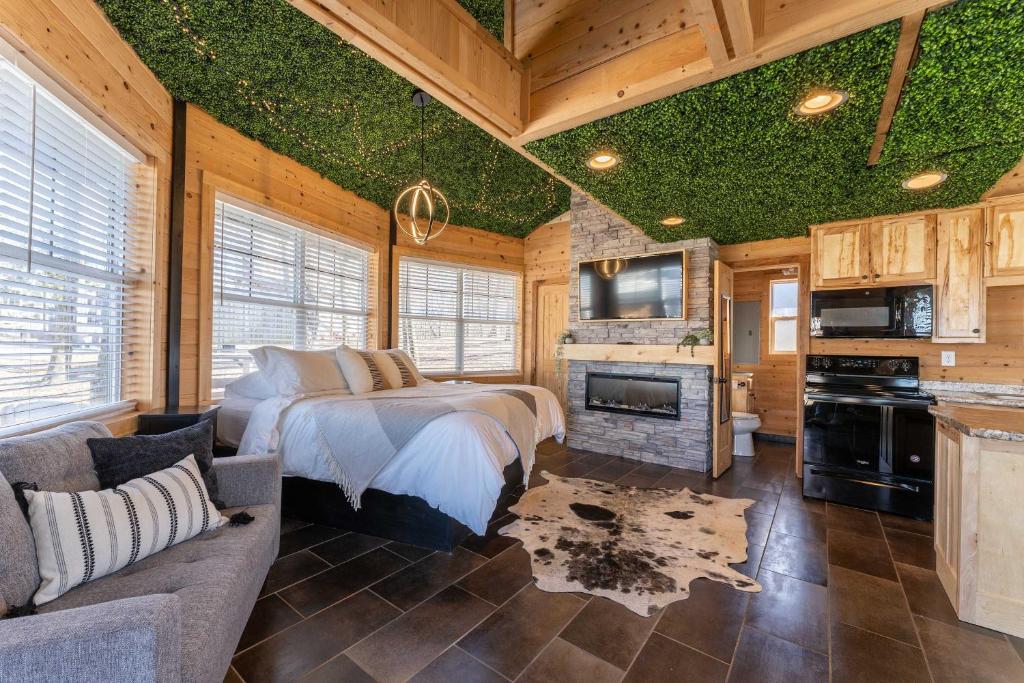 The Yurt at Paradise Pointe with a hot tub fire pit & Grill, Bryant