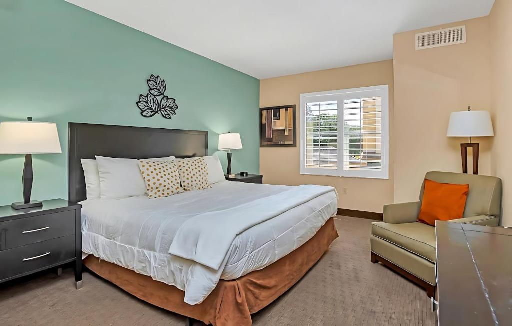 Stylish King Suite w Arcade Game & BBQ Near Disney, Orlando