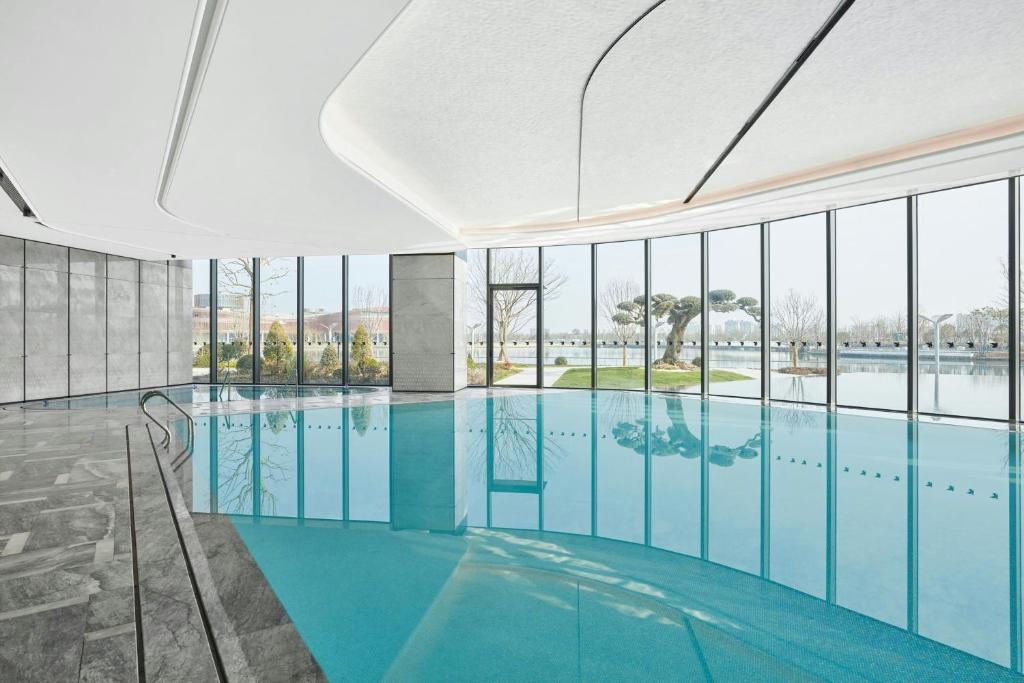 JWマリオット・ホテル上海奉賢 (JW Marriott Hotel Shanghai Fengxian) スイミングプール