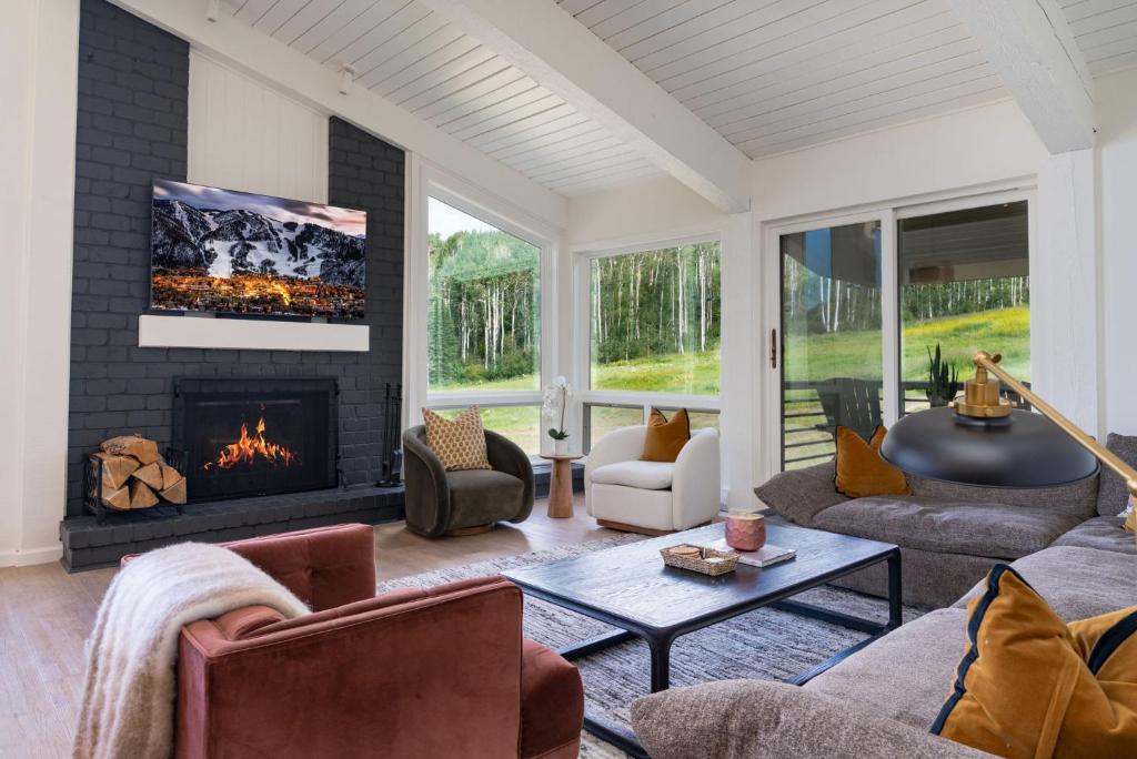 4 BR TRUE Ski-in & Out Stunning Views Pool HotTub, Aspen