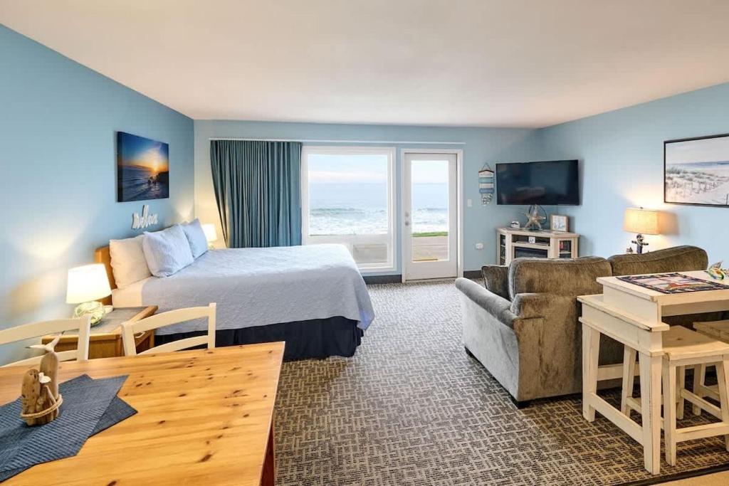 Oceanfront Studio - Sleeps 4 - Ground Floor - Pool and Hot Tub, Lincoln City