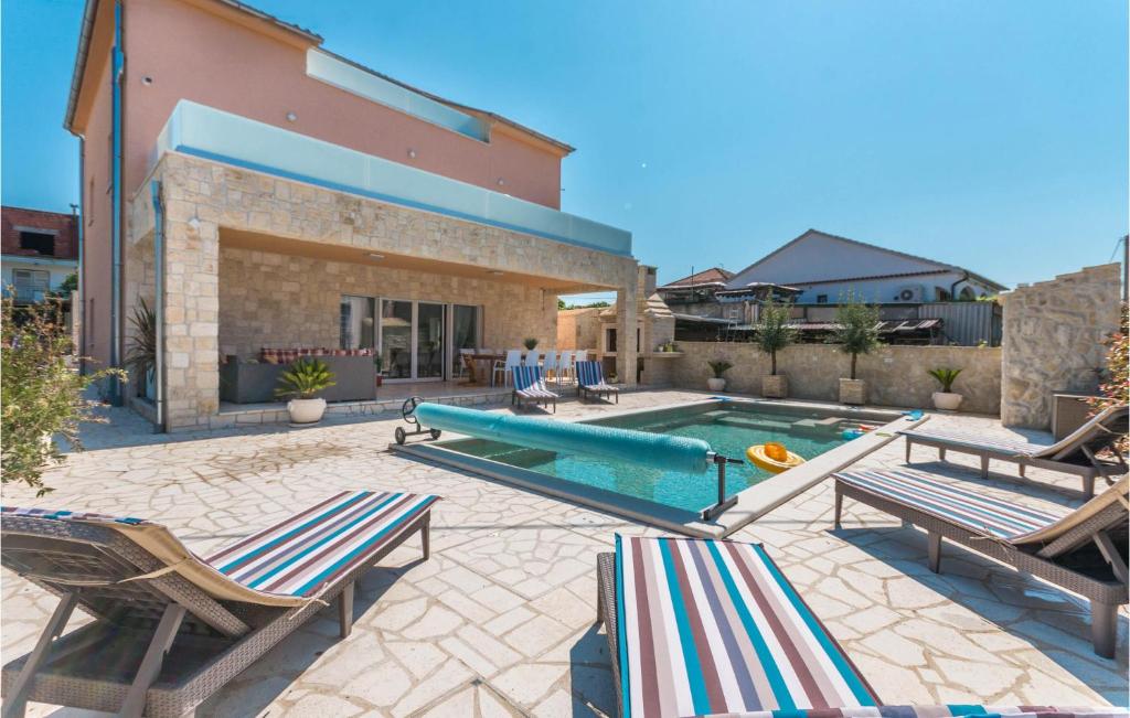 Amazing Home In Turanj With Sauna, Turanj