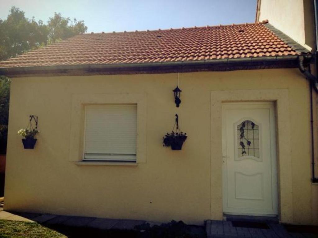 Charmant Gîte à Étain, Tout Inclus, Proche Verdun avec Terrasse et Parking - FR-1-585-3, Étain