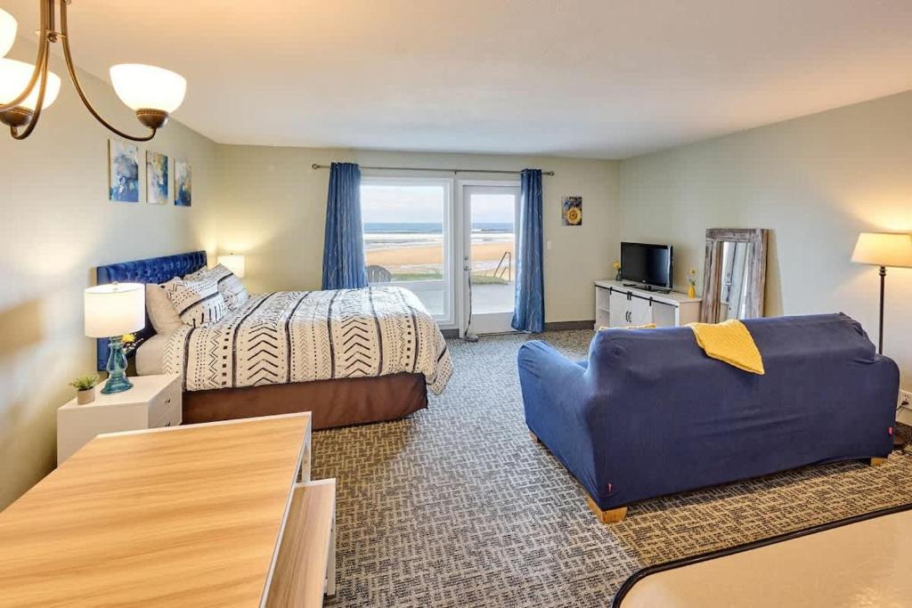 Beachfront Studio - No Stairs - Patio - Full Kitchen, Lincoln City