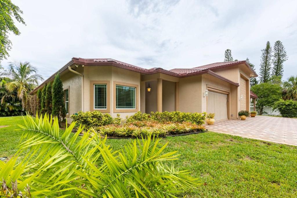 Chill & Spacious 3BR - Beaches & Backyard Fun, West Palm Beach