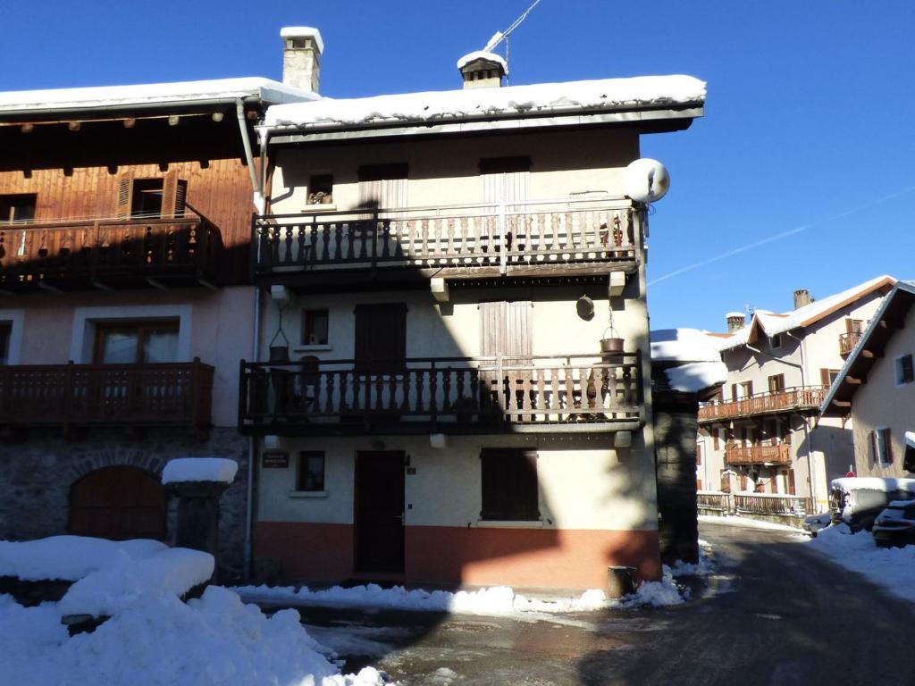 Maison de village aux Allues, 3 chambres, proche commerces - FR-1-411-987 - 2