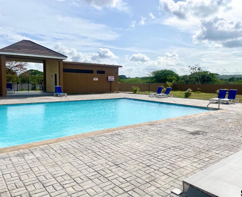 Resort Vibes Getaway - Colbeck Manor Old Harbour - Gated, pool, gym, Old Harbour