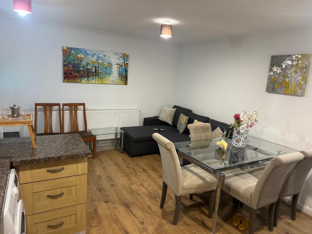 Duplex Sleeps 4 with Pets Allowed, Hendon