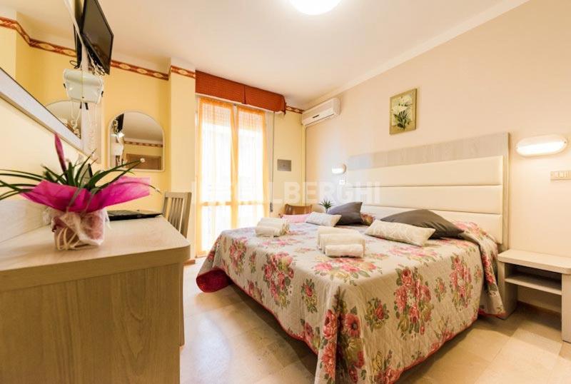 Hotel Marco Polo — Pokoje in Rimini, Emilia-Romania