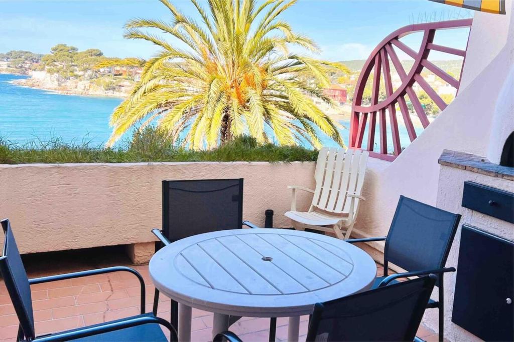 Terrasse avec superbe vue mer & pieds dans l’eau, Bandol