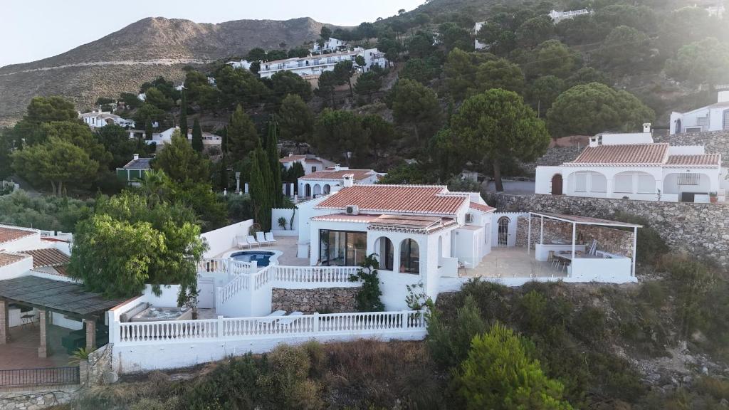NEW villa - luxury, views, hot tub, pool, 8 plus sofabed - 2