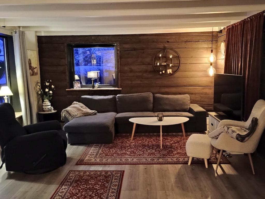 Small farm in Bjørheimsbygd, 30 min from Preikestolen, Strand