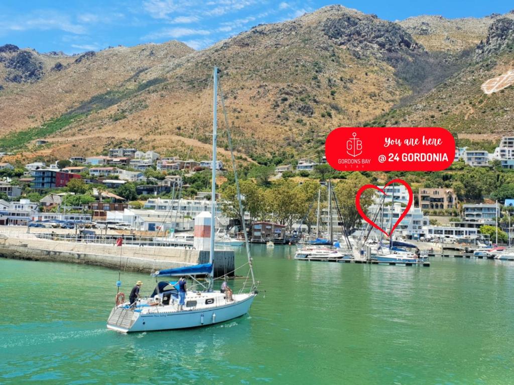 '24 Gordonia', Spacious Condo - Sleeps 7, Sea Front, Easy Beach access, Gordonʼs Bay