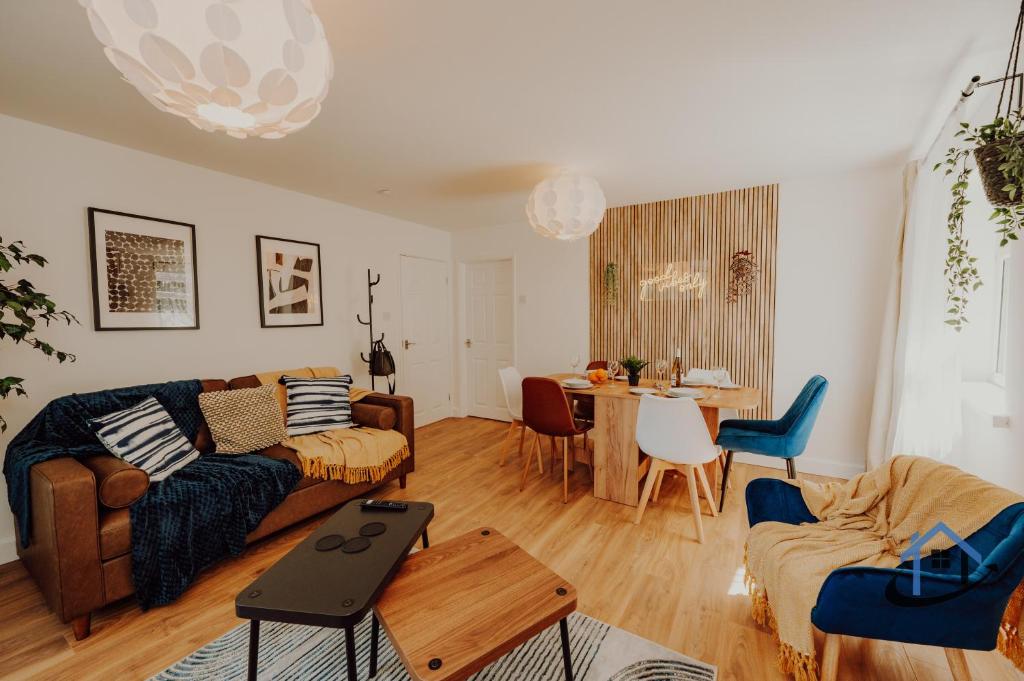 FLAT 5 - Ground floor 2 bed apartment free parking sleeps 6, Halesowen