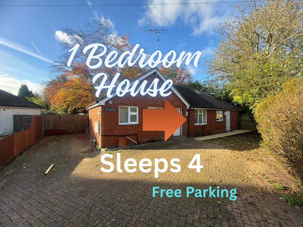 One Bedroom House Sleeps 4 Near Gatwick Airport- Free Parking, Horley