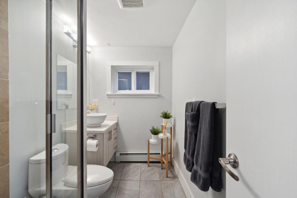 Spacious Kitsilano 2BR Suite with Street Parking for 6 Guests, Vancouver