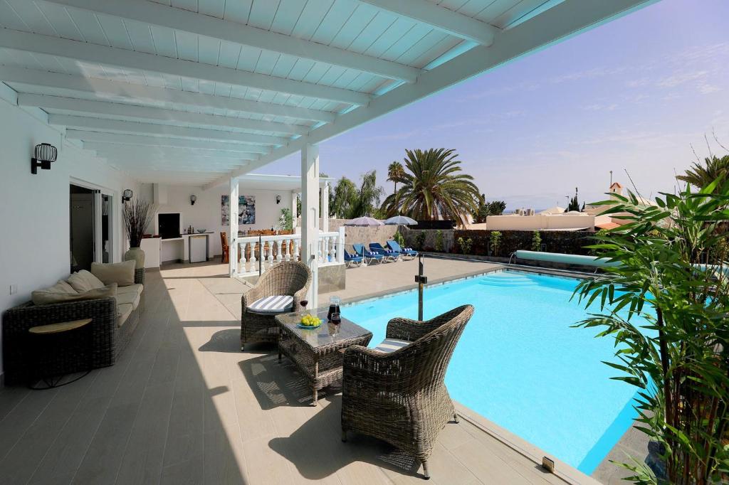 Graceful Puerto Del Carmen Villa 5 Bedrooms Villa Vega Del Carmen - 1