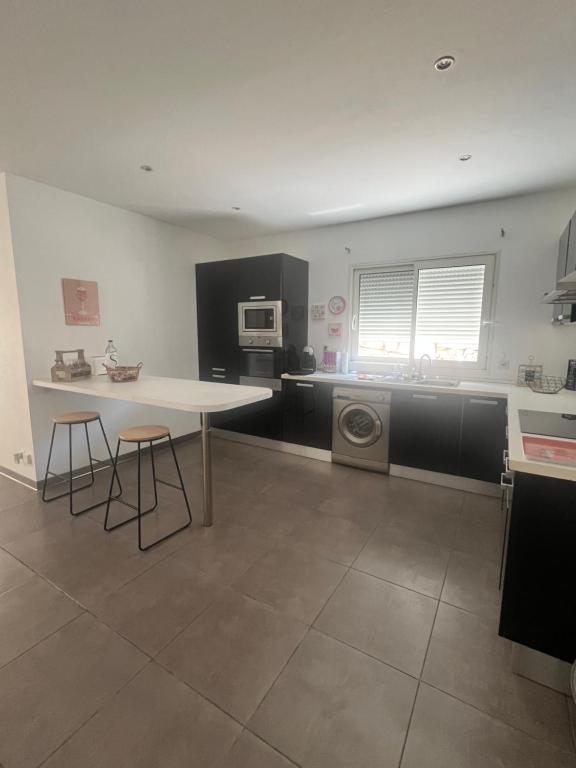 Charmant T2 en bas de villa avec jardin - 2
