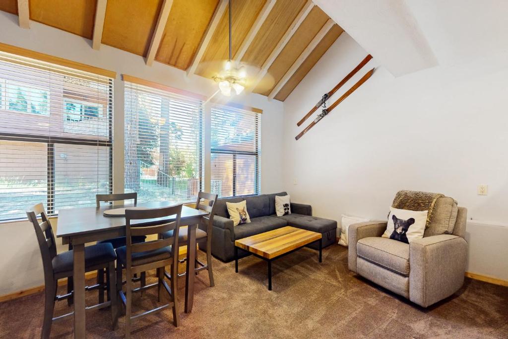 Conestoga 107, Mammoth Lakes