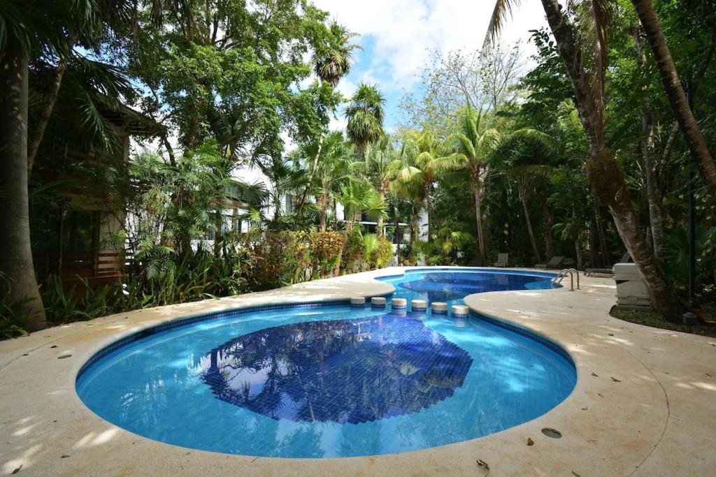 Spacious and luxurious villa with 4 bedrooms, swimming pool, tennis court, and beach within walking distance - 2