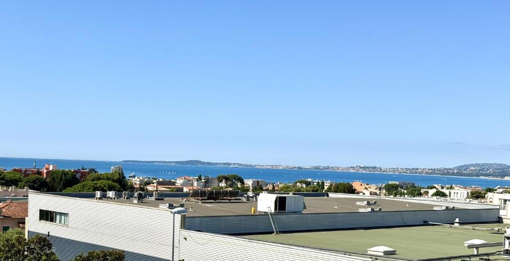 3 Pieces, Saint-Laurent-du-Var