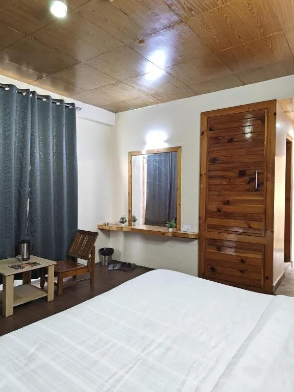 Hotel New Infraview - luxuries rooms with Cooled AC，位于齐拉克普尔的酒店