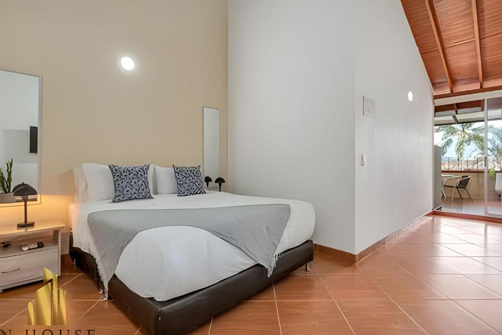 Aria Living 500 - Elegancia con Terraza Exclusiva - 4