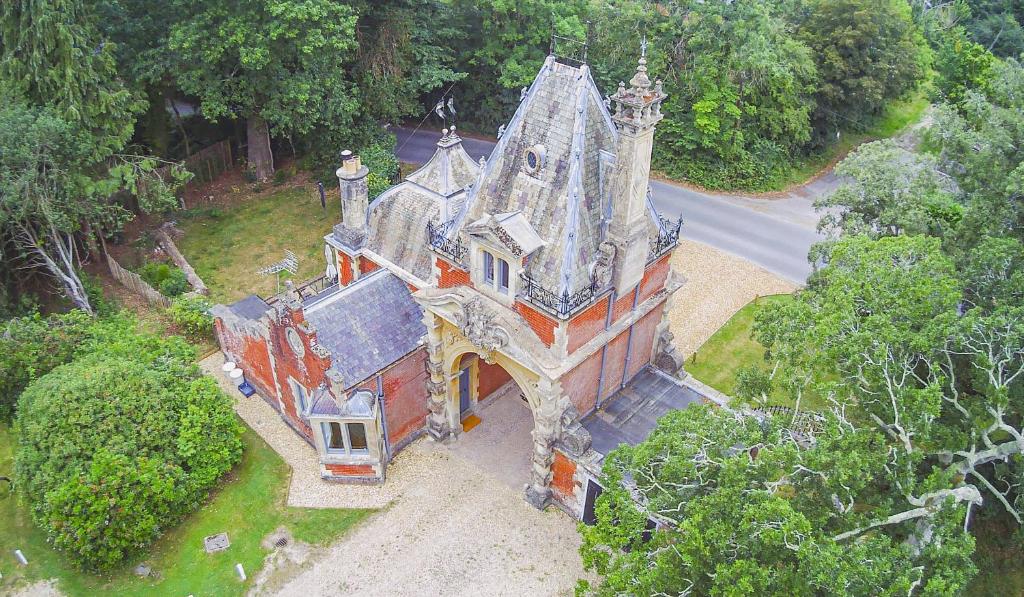 Historic 2 bed gatehouse in private parkland photo 8