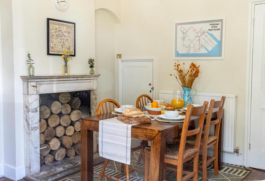 Historic 2 bed gatehouse in private parkland photo 6