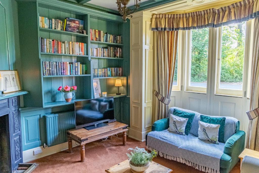 Historic 2 bed gatehouse in private parkland photo 2