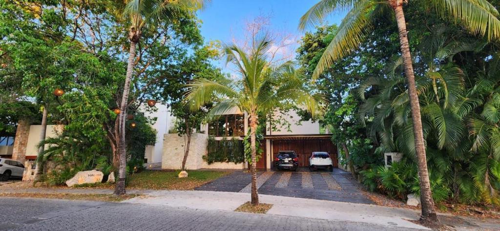 Spacious and luxurious villa with 4 bedrooms, swimming pool, tennis court, and beach within walking distance - 5