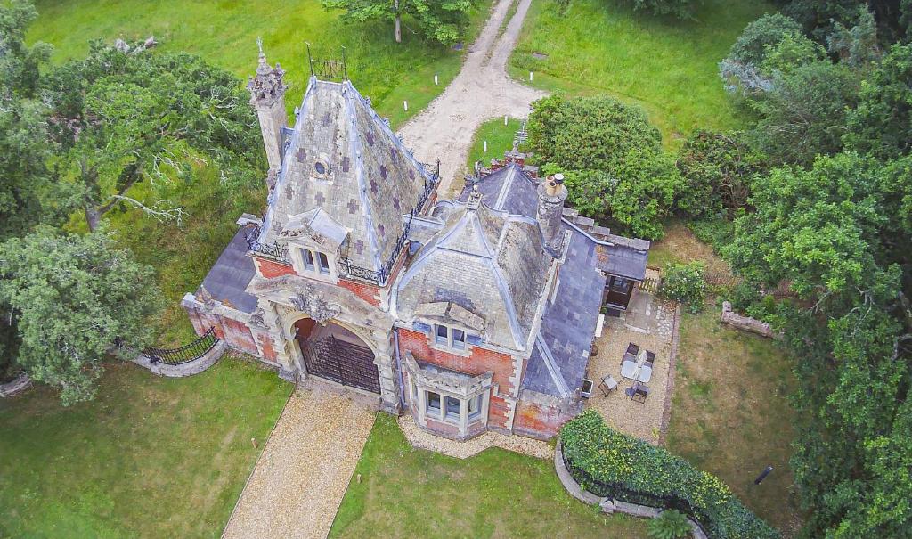 Historic 2 bed gatehouse in private parkland photo 4