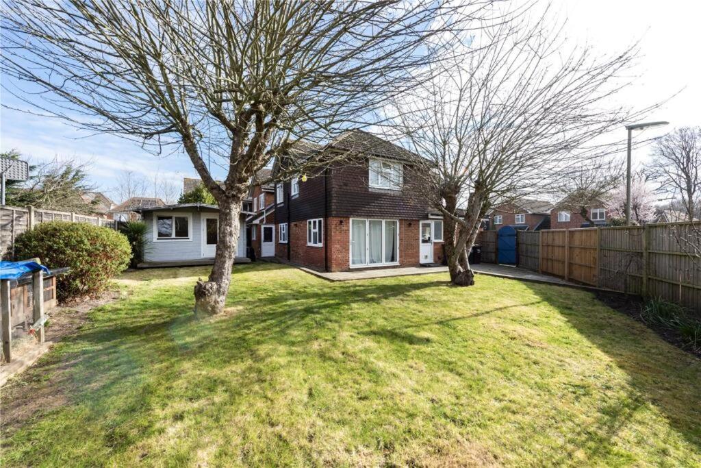 Willow Place, Bisley