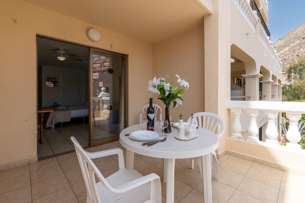 Lovely Studio Apartment Communal Heated Pool - 5
