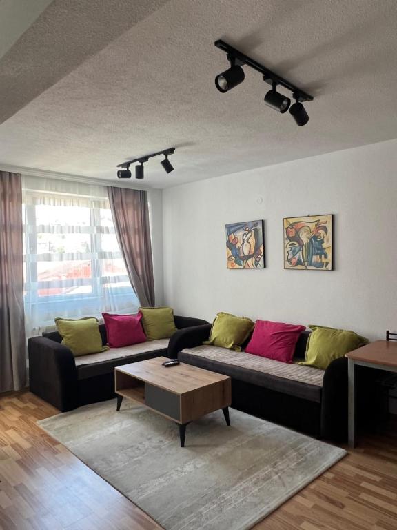 Rudi's Apartament, Priština