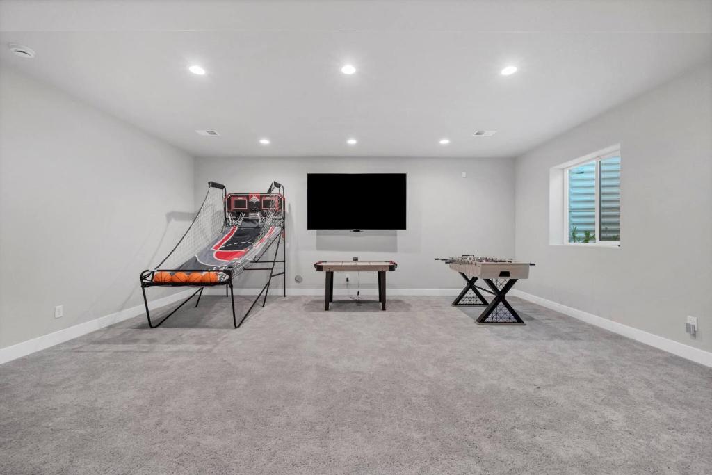 Luxe 6BD Gem in Johnstown -Tons of Games + Firepit, Kelim