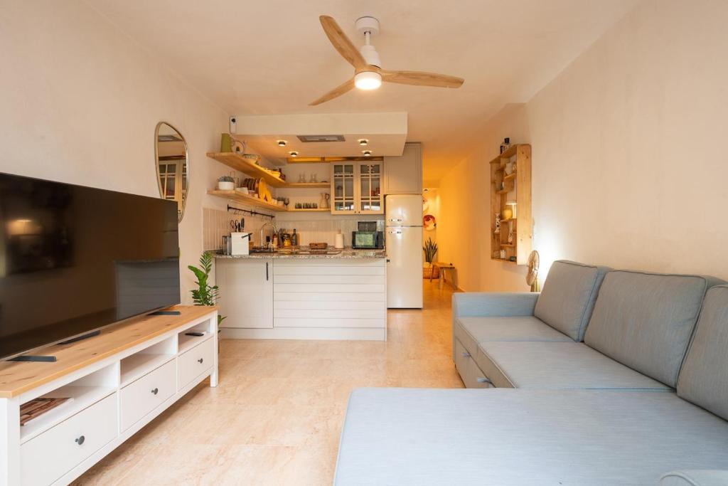 Beautifully decorated apartment near the beach - 1