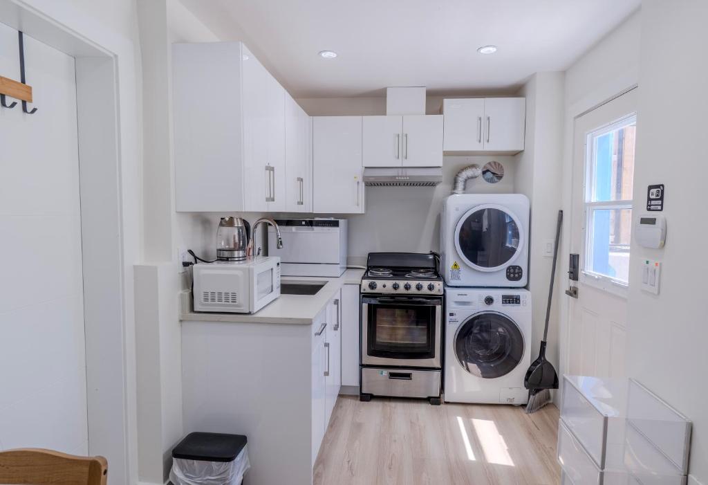 Quiet, cozy 2BR1BA private entry near Skytrain, Vancouver