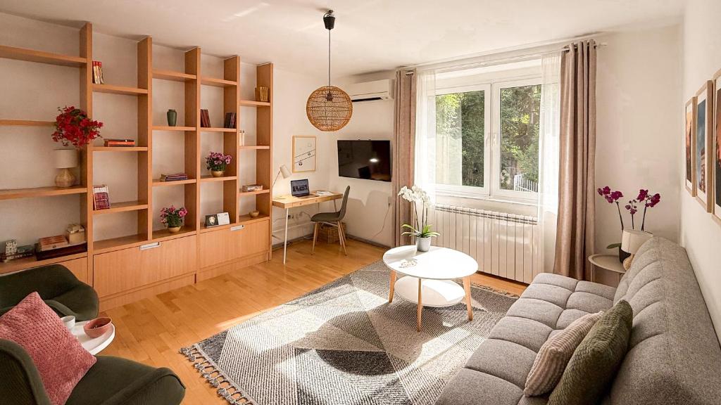 Stylish 2BR Nest near Bascarsija and Cafes, Sarajevo