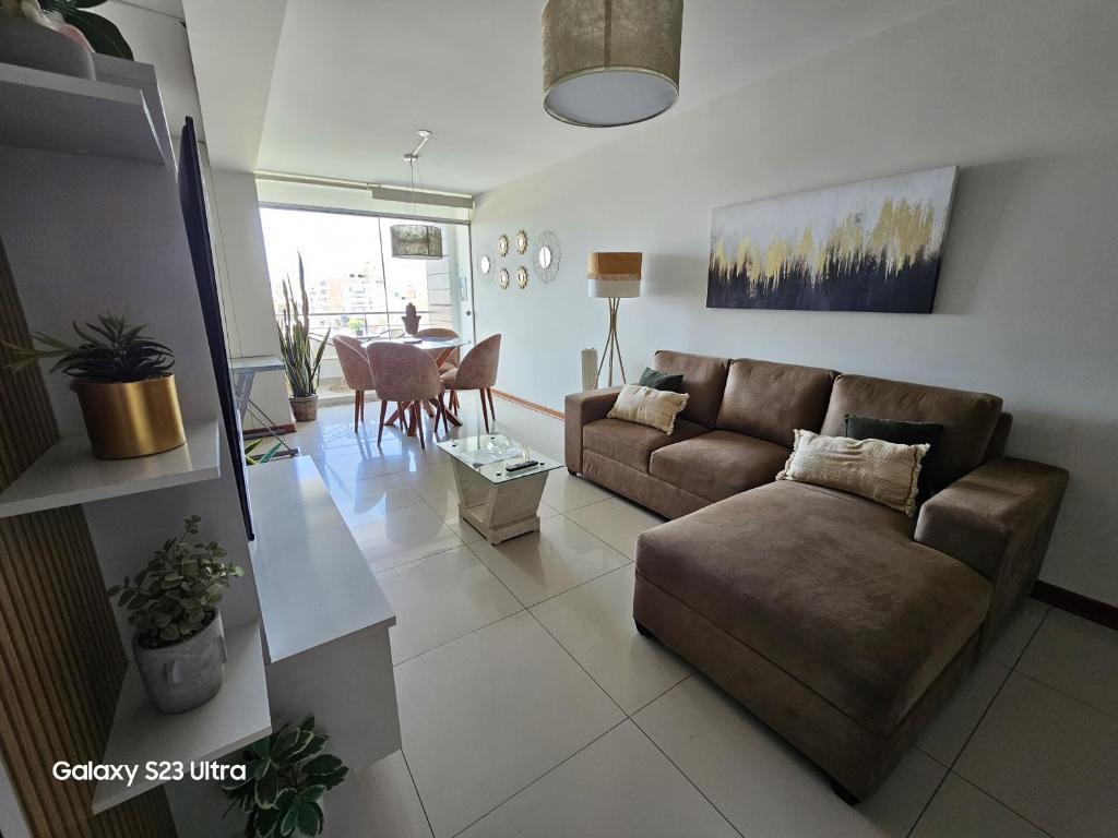 Céntrico departamento de 3 habitaciones con balcón - 2